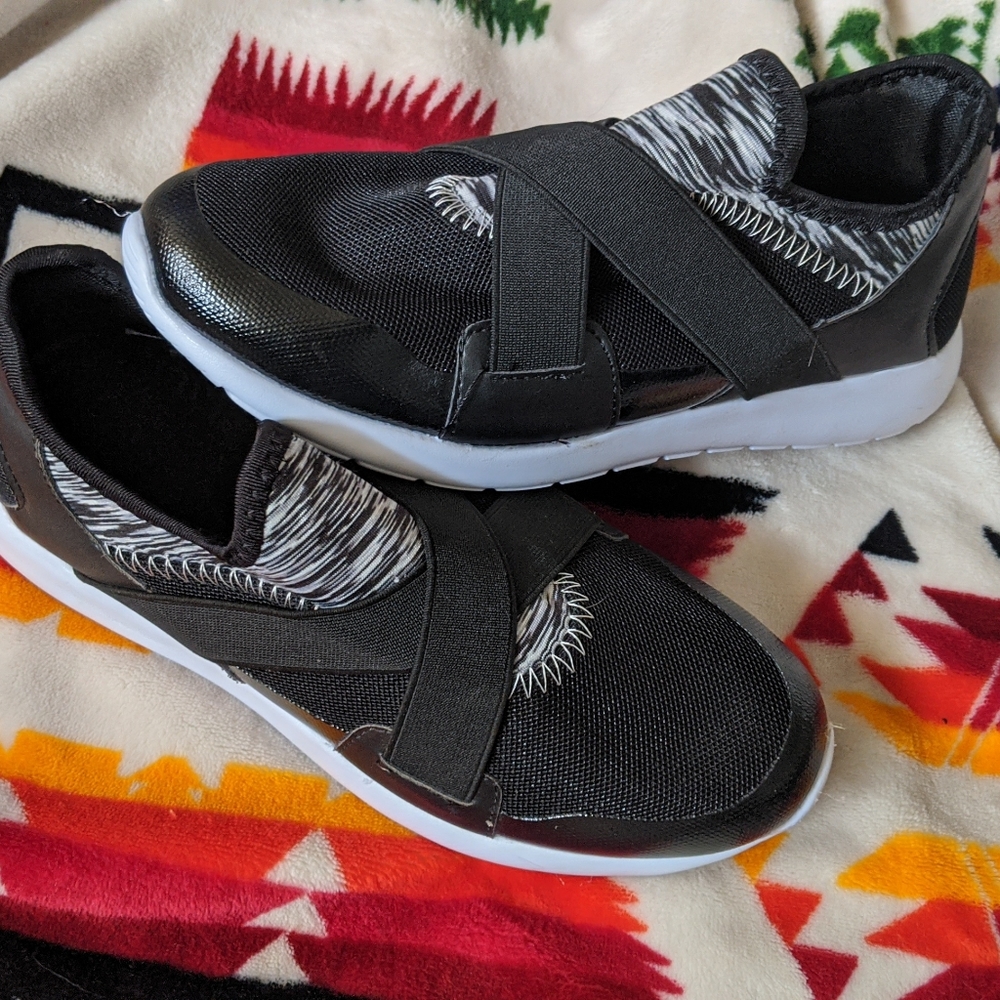 Athletic shoe - Picture 2 of 2